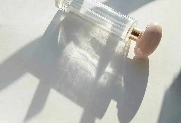 Puste Szkło Przezroczyste Butelka Perfum Odcieniami Słońca Białym Tle Załamanie — Zdjęcie stockowe