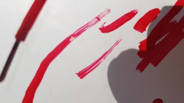 Видео Красочные Штрихи Красного Лака Ногтей Помощью Кисти Маникюра Белом — стоковое видео