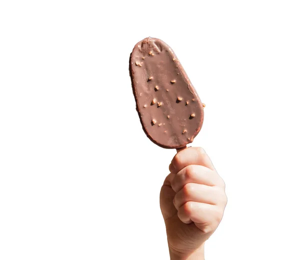 Mano Bambino Tiene Gelato Cioccolato Bastoncino Ghiacciolo Con Noci Isolato — Foto Stock