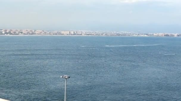 海景视频 快艇和白色帆船在蓝色的水面上飞驰 留下了一条小径 沿着西班牙的海岸 瓦伦西亚 — 图库视频影像