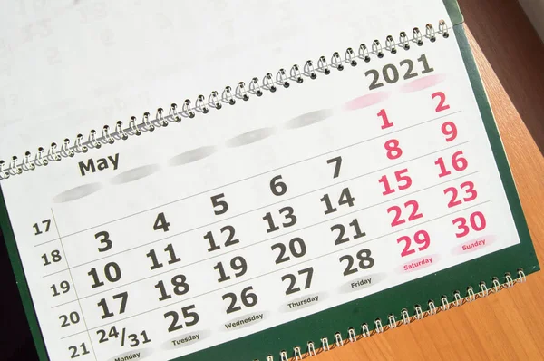 2021年5月的大型挂历的顶部视图 日历板用螺旋弹簧固定 — 图库照片