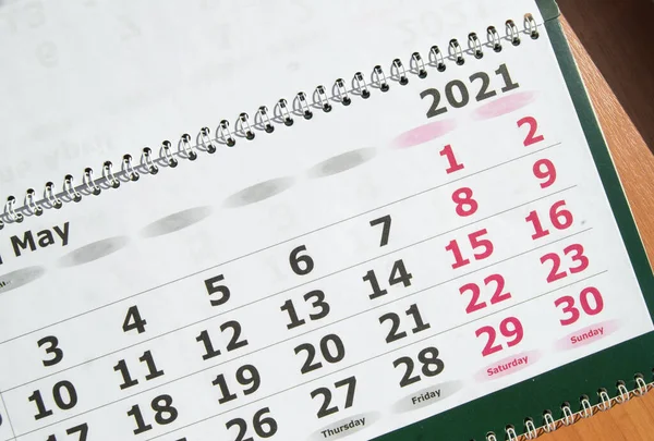 Widok Góry Dużego Kalendarza Ściennego Maj 2021 Arkusze Kalendarza Zapięte — Zdjęcie stockowe