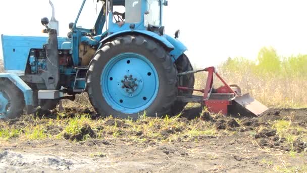 Tracteur Laboure Sol Dans Champ Village Cultivant Coupant Des Sillons — Video