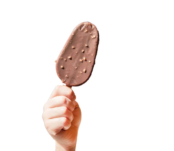Mão Uma Criança Segura Sorvete Chocolate Pau Picolé Com Nozes — Fotografia de Stock