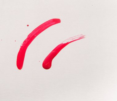 Beyaz arka planda kırmızı oje izleri, güzellik konsepti..