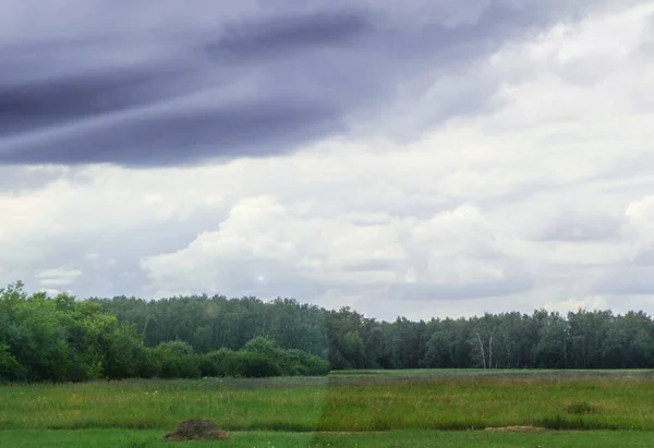 Drámai Viharjelenet Szürke Felhőkkel Mezőn Napfény Tör Felhőkön — Stock Fotó