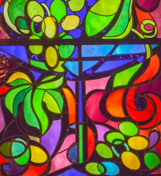 花や果物の装飾 垂直フレームと多色ガラスの抽象ステンドグラスの背景 — ストック写真