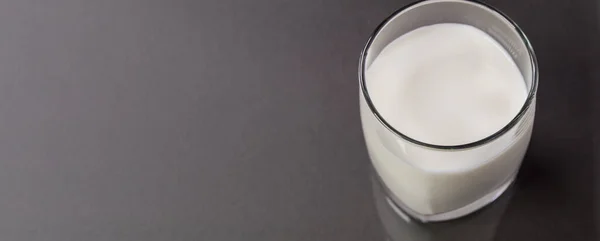 Selektive Fokussierung Von Oben Auf Ein Klares Glas Milch Vor — Stockfoto