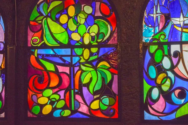 Två Vertikala Färgade Glasfönster Med Abstrakt Bakgrund Flerfärgat Glas Med — Stockfoto
