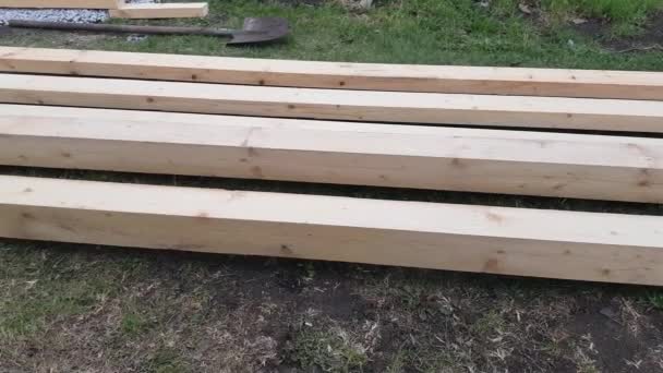 Deszkák Fűrészáru Ipari Közelsége Füvön Természetes Fából Készült Borovi Fűrészáru — Stock videók