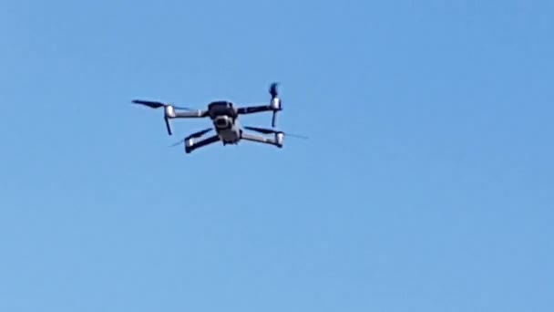 Flygende Smart Drone Himmelen Mot Bakgrunnen Skyer Styrt Drone Video – stockvideo