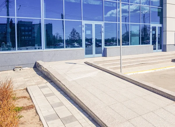 Primer Plano Rampa Entrada Edificio Moderno Con Una Fachada Cristal — Foto de Stock