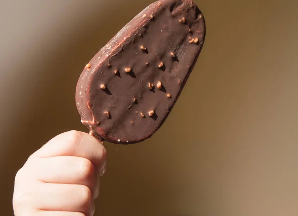Primo Piano Bambino Che Tiene Gelato Cioccolato Bastoncino Uno Sfondo — Foto Stock