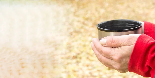 Großaufnahme Der Hände Einer Frau Die Eine Tasse Kaffee Vor — Stockfoto