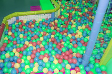 Çocuk parkında renkli plastik toplar, çocukların gelişimi ve oyunları için toplar..