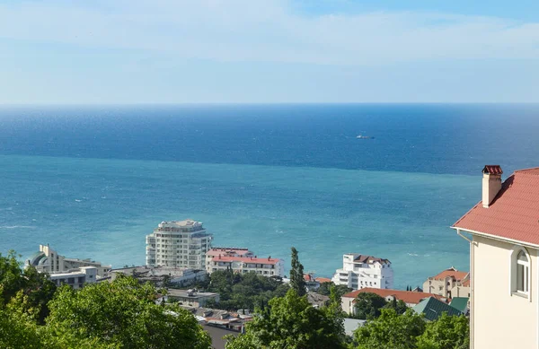 Panoramic view of the sea coast with hotels and buildings, top view, southern coast of Crimea — Stock Photo, Image