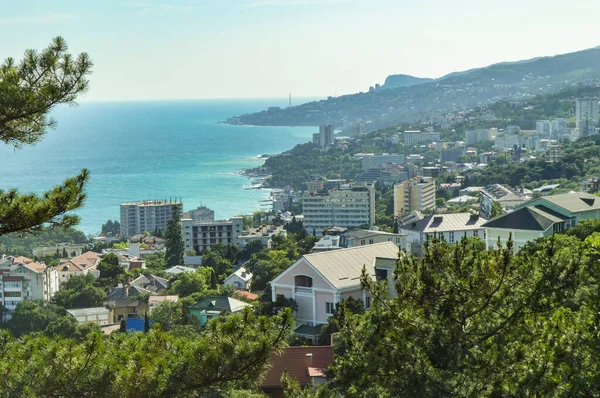 Vista panoramica della costa del mare con alberghi ed edifici, vista dall'alto, costa meridionale della Crimea — Foto Stock