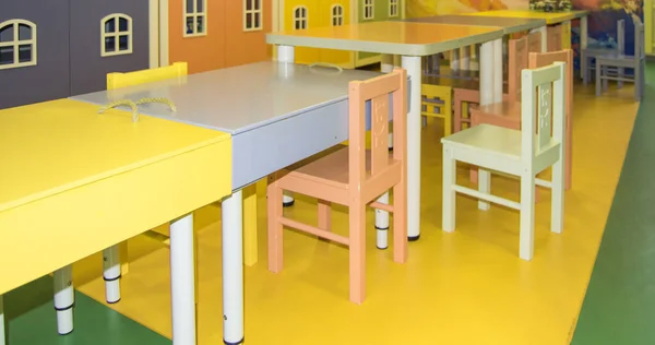 Anaokulundaki çocuk masaları ve yüksek sandalyeler. — Stok fotoğraf