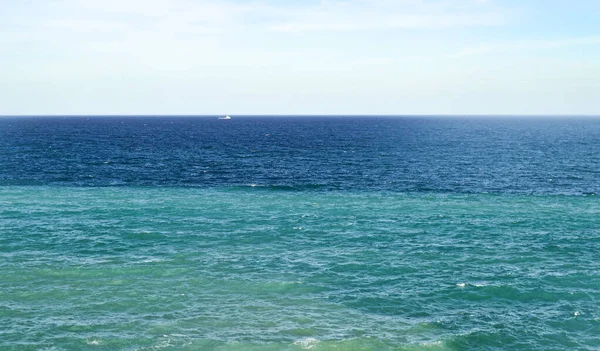Beau fond naturel ciel bleu passant à l'horizon sur la mer calme par une journée ensoleillée — Photo