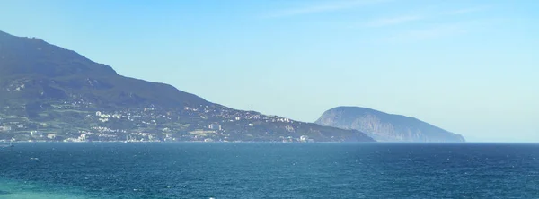 A costa do mar da Crimeia, no fundo é a famosa montanha Ayu dag Bear Mountain — Fotografia de Stock