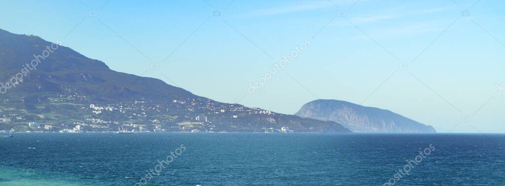 Морское побережье Крыма, на заднем плане знаменитая гора Аю Даг Медвежья Гора Лицензионные Стоковые Фото