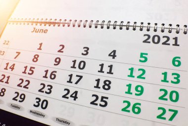 Haziran 2021 takvimi için takvim, arka planda bir spiral olan duvar takvimi, aydınlat.