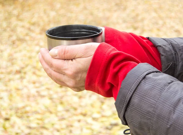 Großaufnahme Der Hände Einer Frau Die Eine Tasse Kaffee Vor — Stockfoto