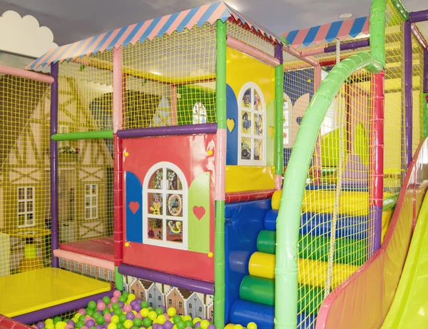 Χρηματοκιβώτιο Πολύχρωμο Παιδικό Τραμπολίνο Δίχτυ Και Πολύχρωμες Μπάλες Μορφή Σπιτιού — Φωτογραφία Αρχείου