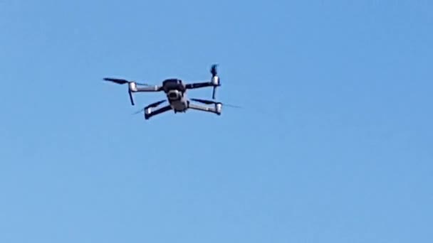 Létající Inteligentní Dron Obloze Pozadí Mraků Řízený Dron Video — Stock video