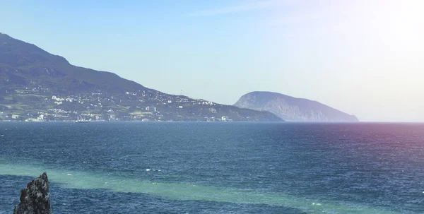 Arka Planda Kırım Deniz Kıyısında Ayu Dag Dağı Bulunur — Stok fotoğraf
