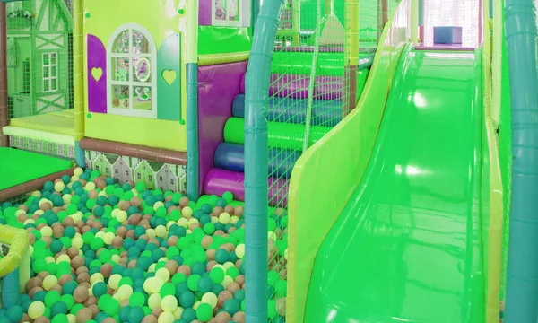 Kolorowa Plastikowa Zjeżdżalnia Siatką Kolorowymi Kulkami Placu Zabaw Bezpieczeństwo Dzieci — Zdjęcie stockowe