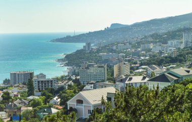 Kırım 'ın güney kıyısında oteller ve binalarla panoramik manzara..