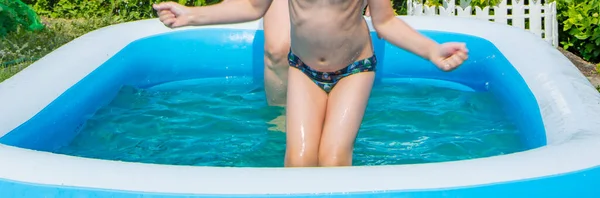 Küçük Mutlu Çocuk Şişme Havuza Atlıyor Güzel Bir Çocuk Sıcak — Stok fotoğraf