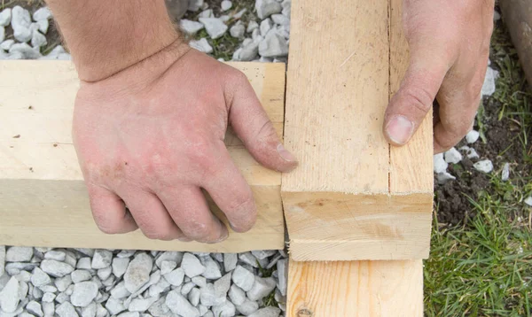 Närbild av grova manliga händer med nytt virke för arbete, utomhus — Stockfoto