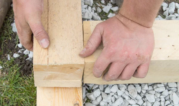 仕事のための新しい木材を使用してラフ男性の手のクローズアップ,屋外 — ストック写真