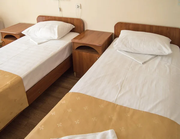 Готельний Номер Двома Порожніми Ліжками Тумбочками Концепція Готельного Бізнесу — стокове фото