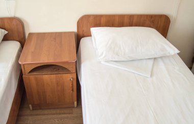 İki boş SINGLE yatak ve komodinli otel odası, otel işi konsepti.