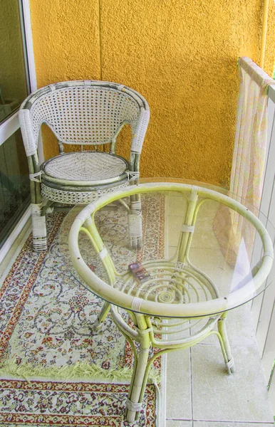 Uma Confortável Área Estar Varanda Com Uma Cadeira Vime Vime — Fotografia de Stock