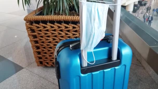Domodedovo Moscow Russia May 2021 Coronavirus爆发期间在机场的一个装有面罩的车轮行李箱的特写 安全旅行概念 — 图库视频影像