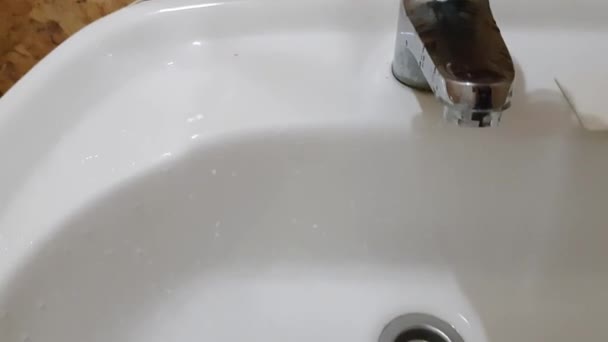 Video Die Hand Einer Frau Dreht Den Wasserhahn Waschbecken Auf — Stockvideo