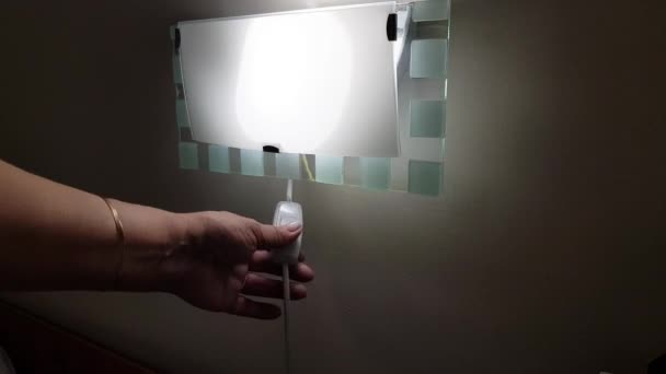 Mano Una Donna Accende Una Lampada Notte Appesa Muro Video — Video Stock