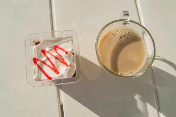 早餐加咖啡拿铁 酸奶加草莓果酱 阳光和阴影映入眼帘 — 图库照片