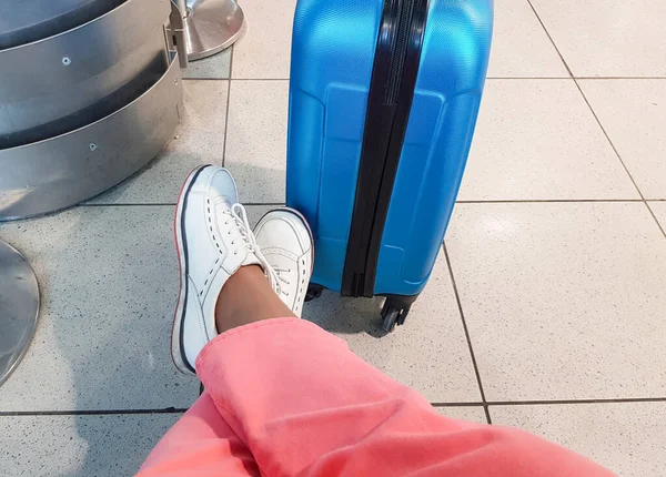 Μια Αγνώριστη Ταξιδιώτισσα Ροζ Παντελόνι Και Λευκά Sneakers Κάθεται Χαλαρή — Φωτογραφία Αρχείου