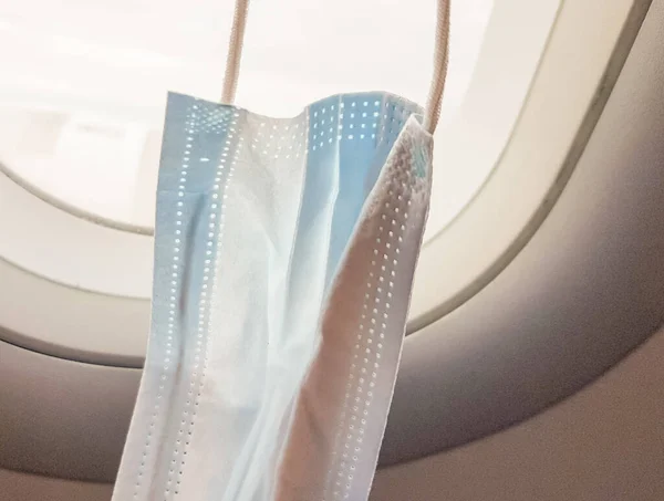 Uçaktaki Bir Lombozun Arka Planında Tıbbi Bir Maskenin Yakın Çekimi — Stok fotoğraf