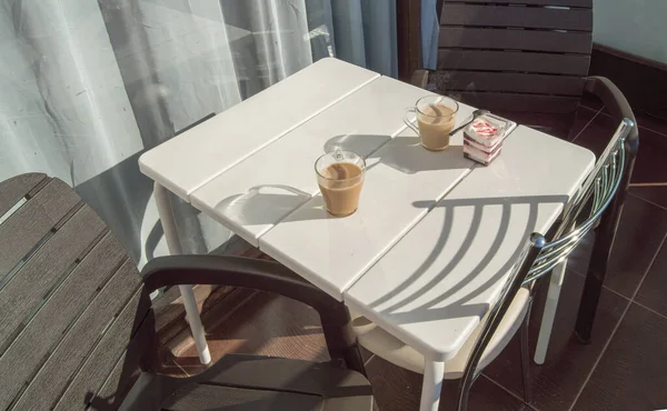 Сніданок Балконі Тераса Відкритий Інтер Сонячним Світлом Тінями Вершковий Десерт — стокове фото