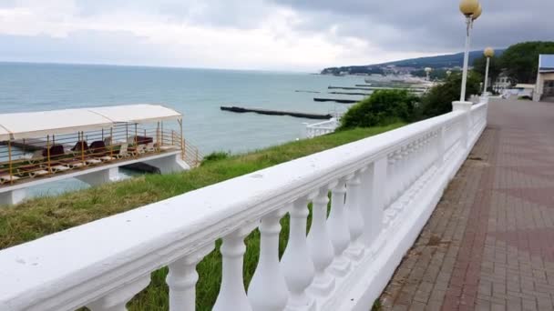 Video Klassieke Witte Balustrade Dijk Tegen Achtergrond Van Zee Prachtig — Stockvideo