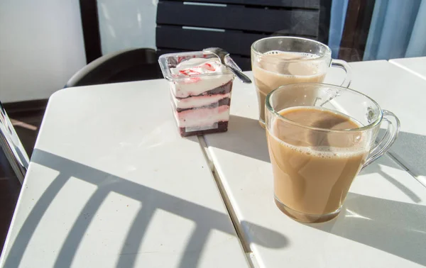 Zdrowy Deser Kremowy Jogurt Dżemem Jagodowym Dwie Szklanki Kawy Latte — Zdjęcie stockowe