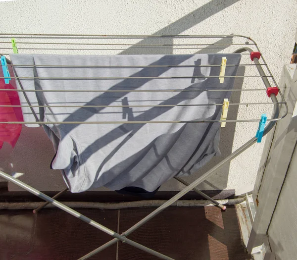 Camiseta Hombre Lavada Colgada Una Secadora Metal Balcón Luz Solar Imagen De Stock