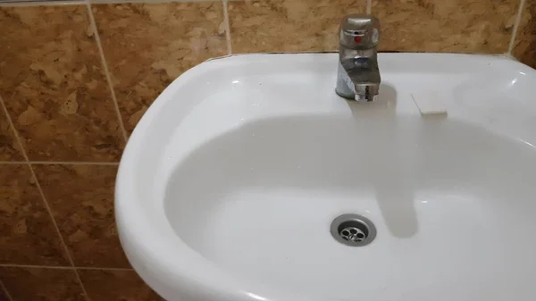 Vídeo Movimento Câmera Lavatório Banheiro Close Misturador Torneira Para Água — Fotografia de Stock