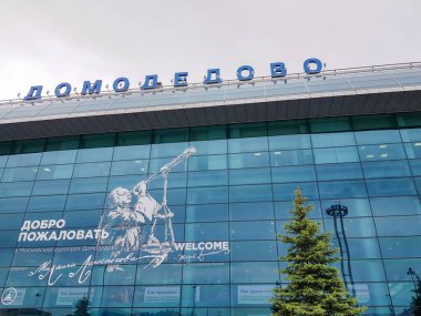 Moskova, RUSSIA-31 Mayıs 2021: Büyük Rus bilim adamı Mikhail Lomonosov 'un adını taşıyan Domodedovo Havalimanı' nın cam cephesi.